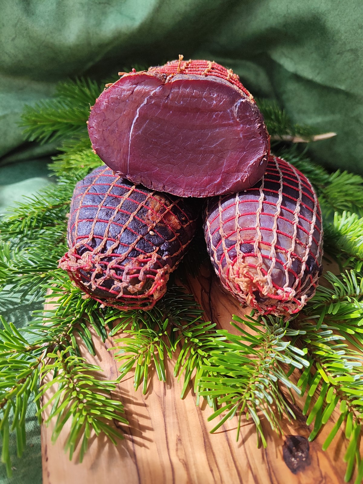 Hirschschinken am Stück vor Tannengrün