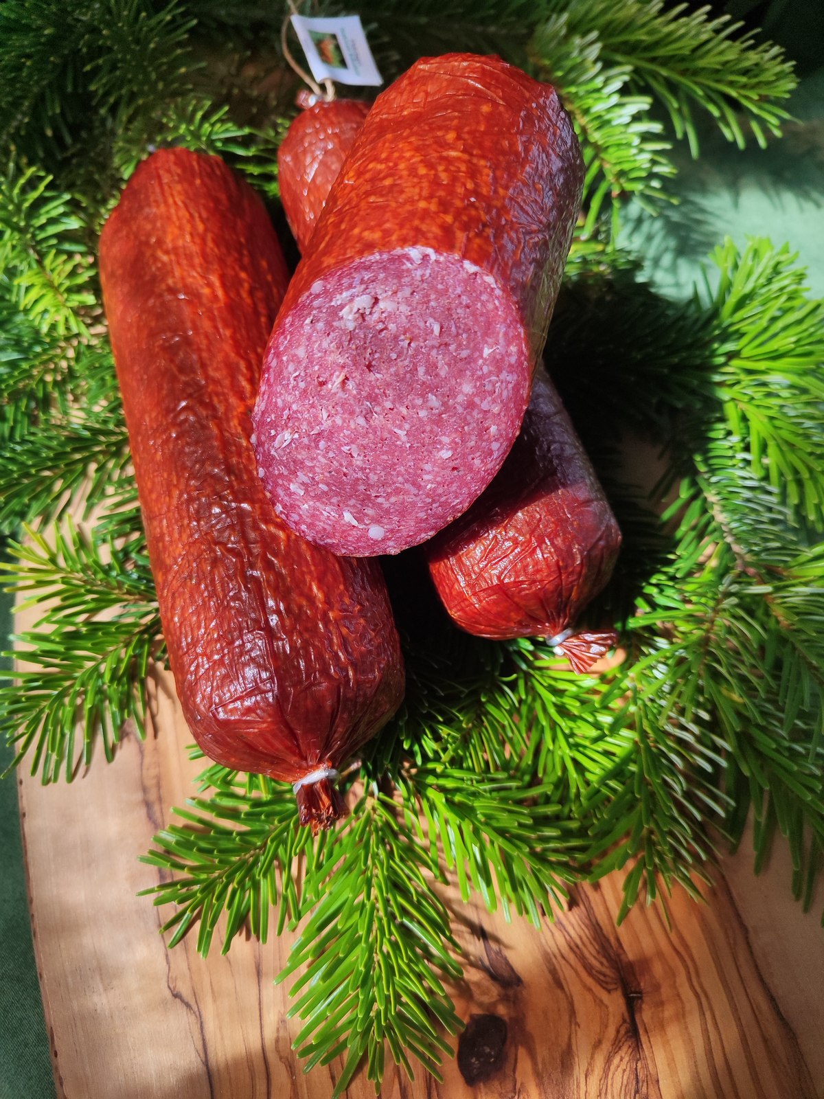 Rehsalami vor Tannengrün dekoriert