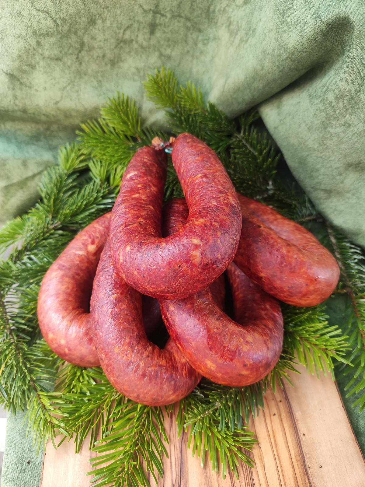 Wildbratwurst-Ring auf Tannengrün und Wintergrün