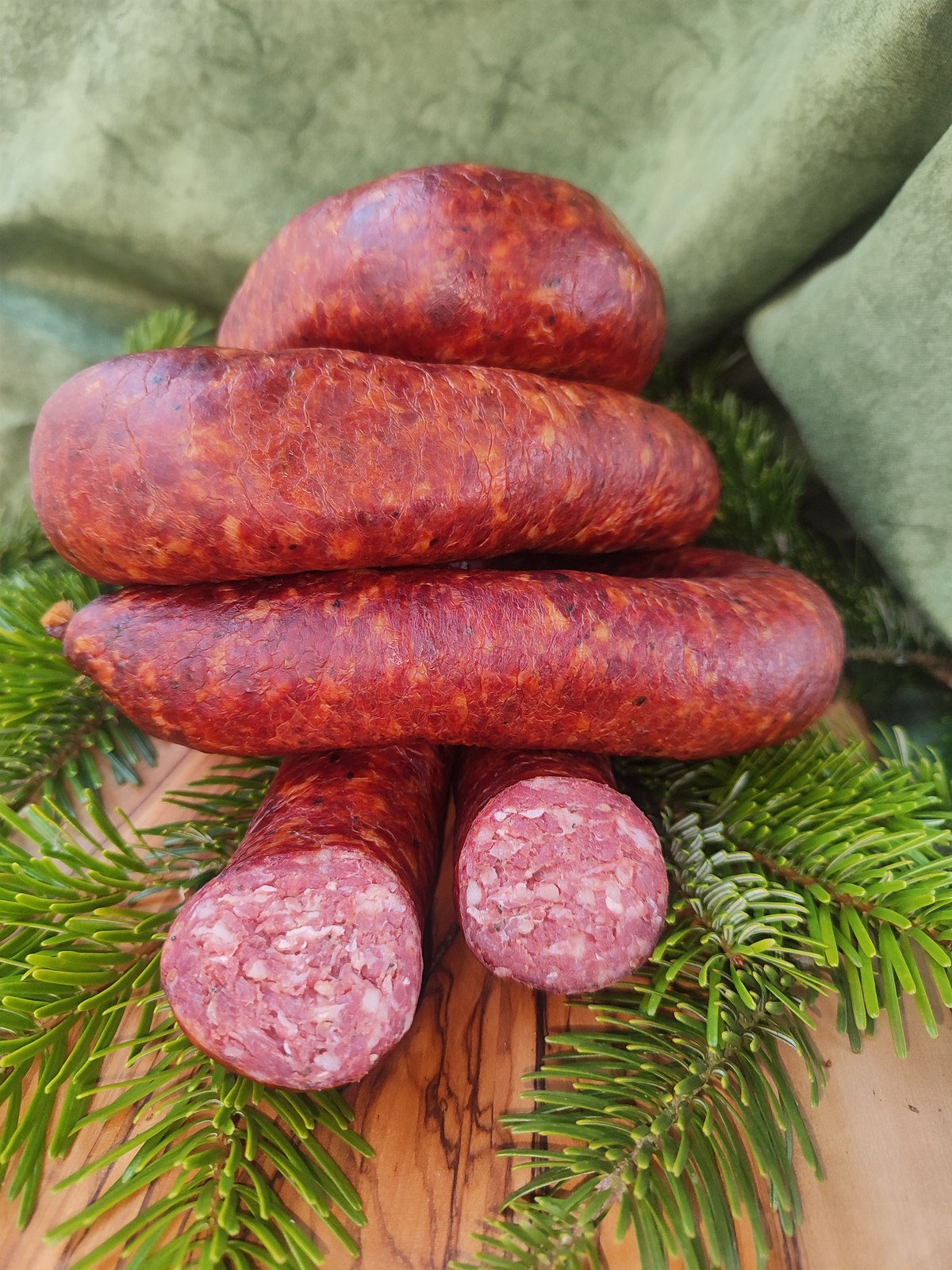 Wildbratwurst im Anschnitt — grobe Struktur, klare Zutaten