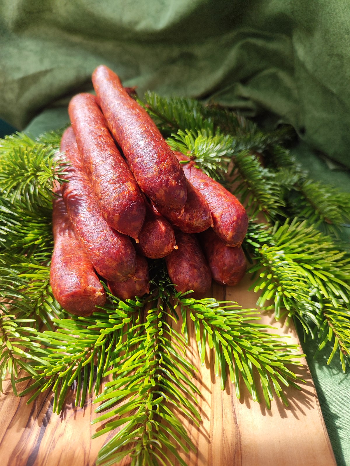 Wildknacker kräftig geräuchert auf Tannengrün