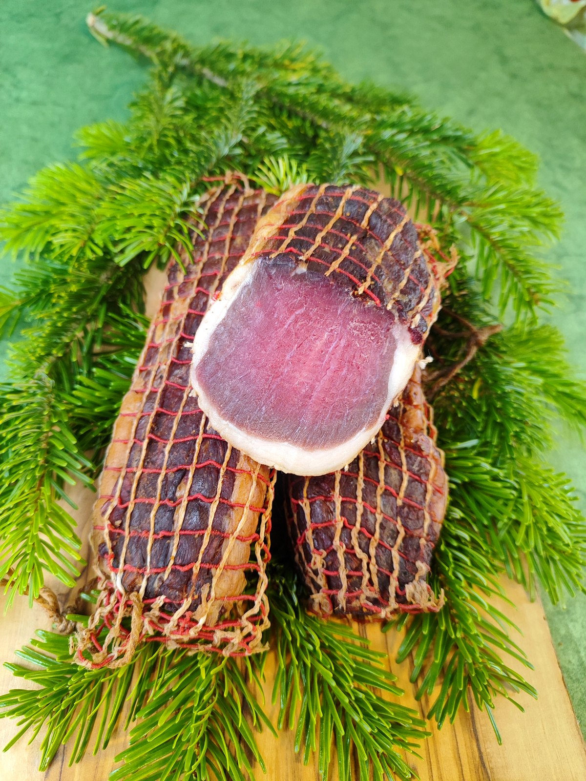 Wildschweinschinken und geräucherte Wildschweinlende gemeinsam