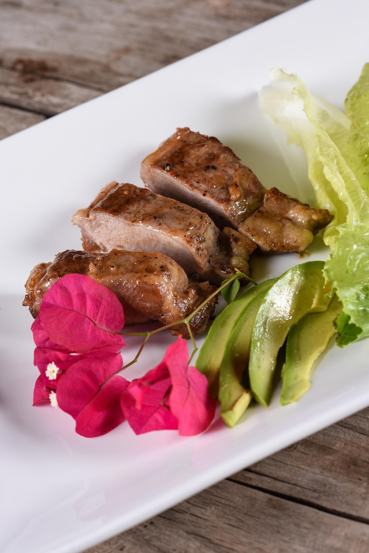 Wildfleisch zugeschnitten — fein, mager, dunkel